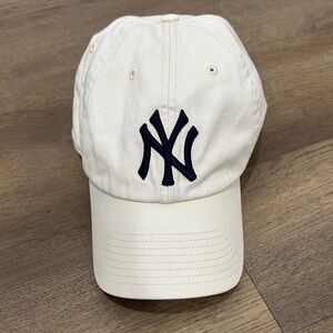 ‘47 Brand New York Yankees Cream Baseball Cap with Navy Logo